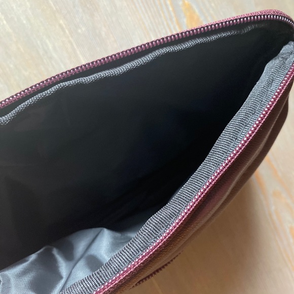 NWOT Herschel Supply Company travel bag - Picture 7 of 7